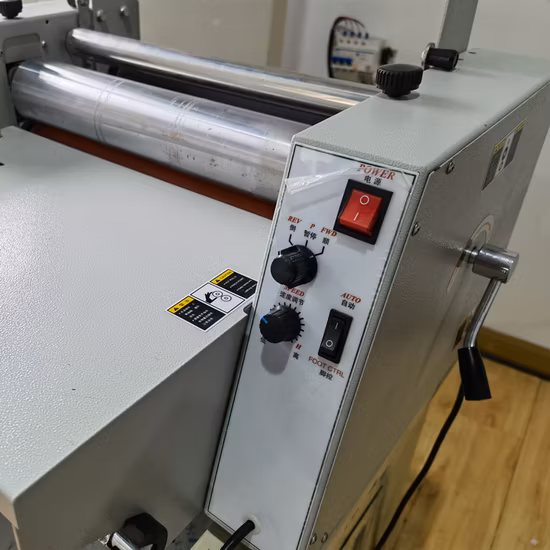 Prix ​​​​automatique de la machine à plastifier à chaud et en mottes