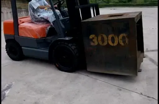 Chariot élévateur diesel de 3 tonnes avec pinces à papier de fixation (FD30T)
