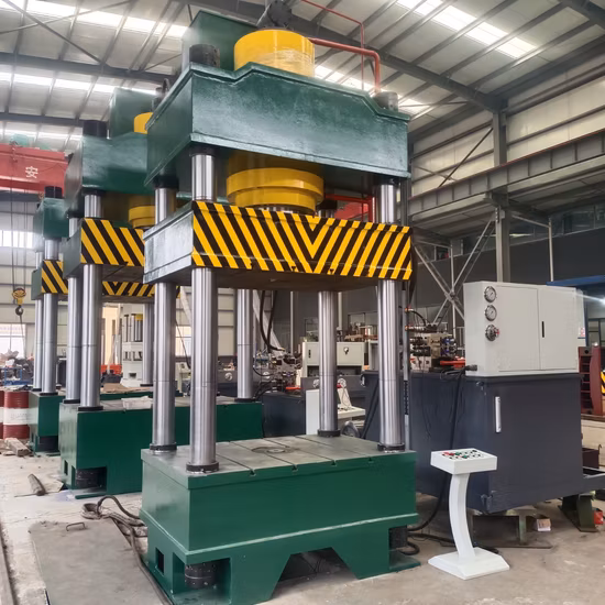 Presse hydraulique à trois poutres et quatre colonnes